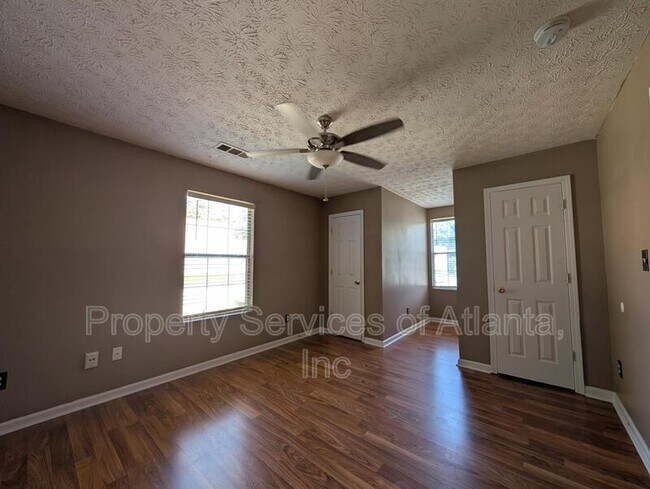 Building Photo - 314 Country Club Dr