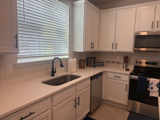 Building Photo - Modern 2-Bedroom Townhome with Garage Park...
