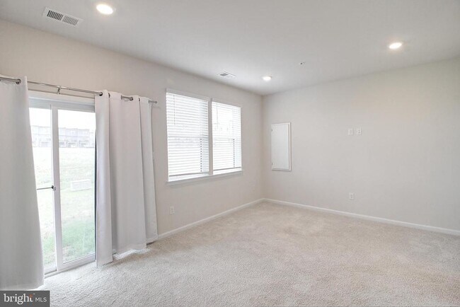 Building Photo - 470 Tiller St