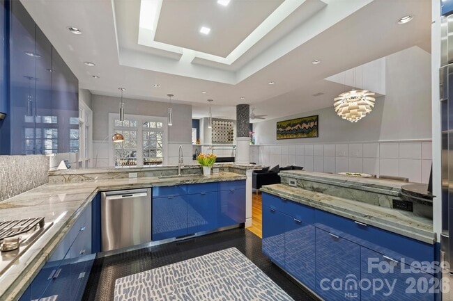 Building Photo - 1124 Dilworth Crescent Row