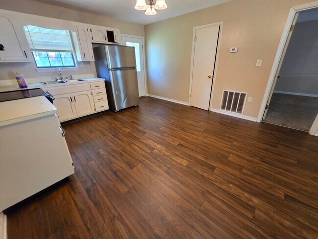 Building Photo - 401 E Lawnwood Ave