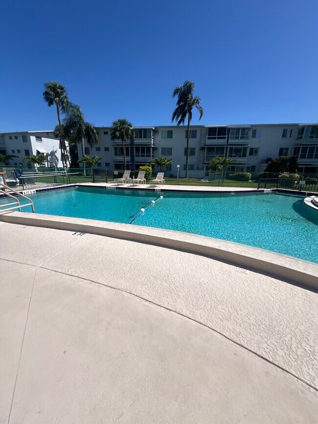 Building Photo - 2041 Sunset Dr