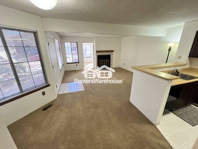 Building Photo - Elegant 2-bedroom 1-bathroom Single Story Townhome-NEW Carpet