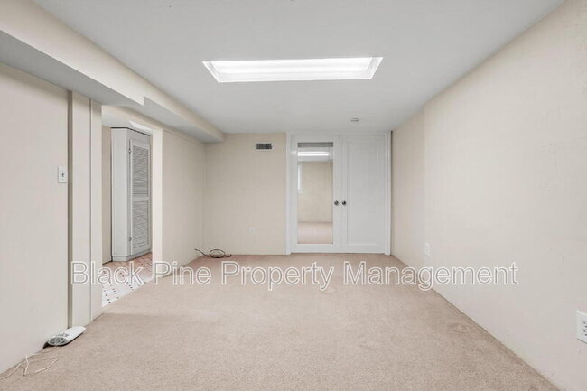 Building Photo - 221 W Elm St