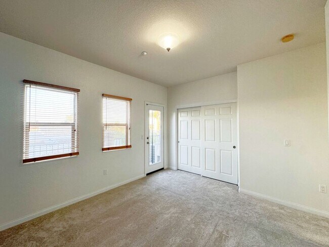 Building Photo - Stunning 2 Bed / 2.5 Bath Condo with 2-Car Garage in North Park