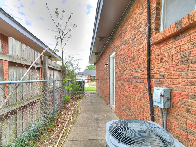 Building Photo - 721 E Bouse Dr