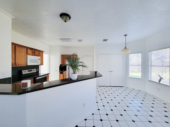 Building Photo - NICE 4 BEDROOM 2 BATH LEASE HOME WITH 2327 SF