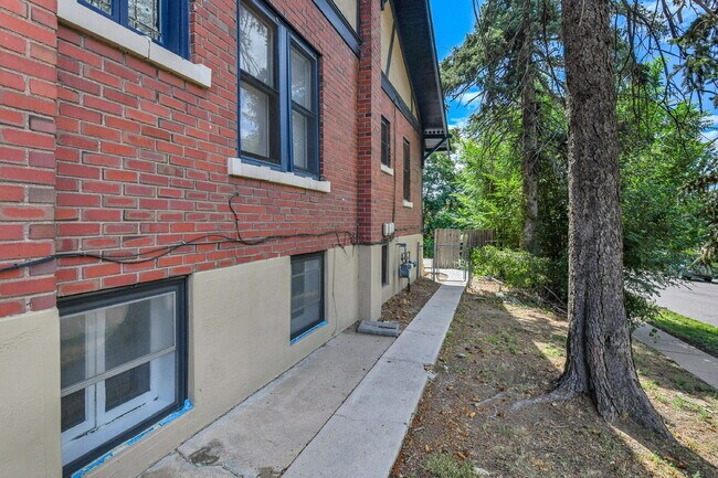 Building Photo - $1,295.00, 1 bed, 1 bath newly renovated basement unit located in Denver.