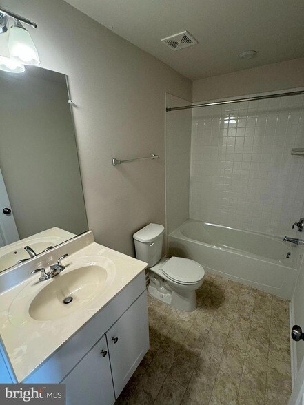 Building Photo - 147 Presidents Pointe Ave