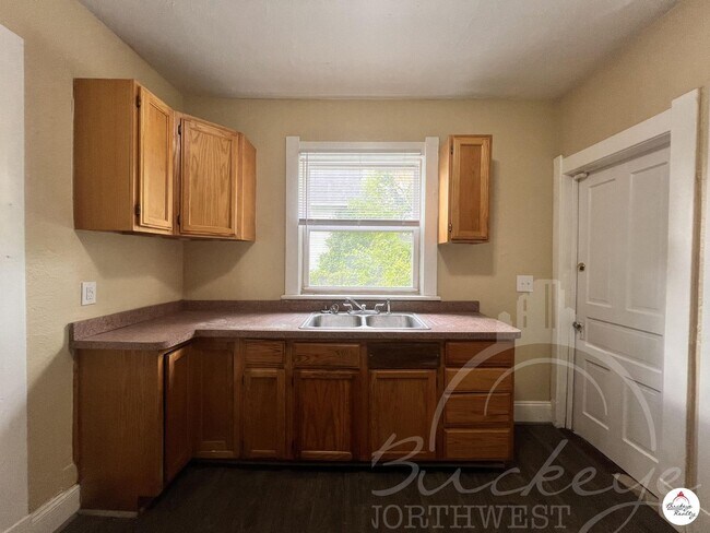 Building Photo - 3113 Scottwood Ave