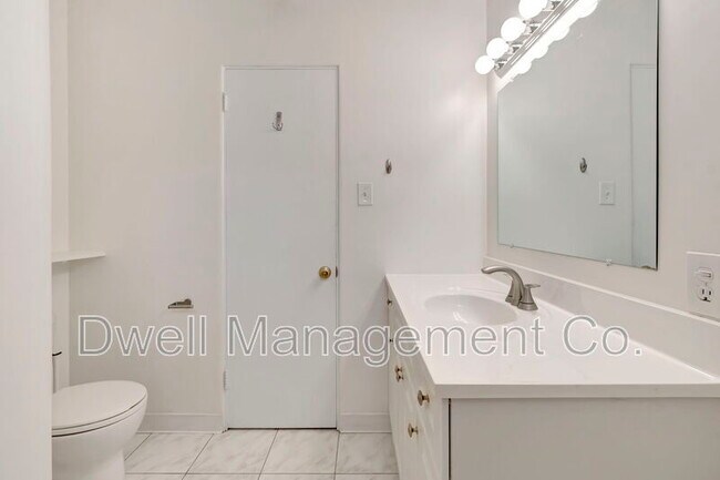 Building Photo - 8451 La Mesa Blvd