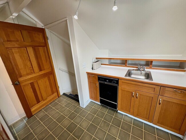 Building Photo - SKIRVIN TRIPLEX