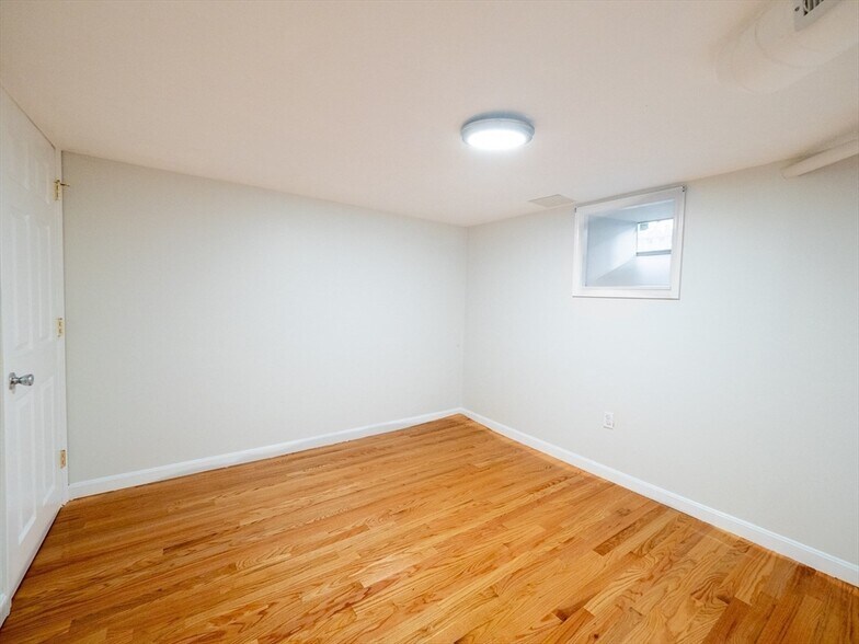 Building Photo - 12 Adella Pl