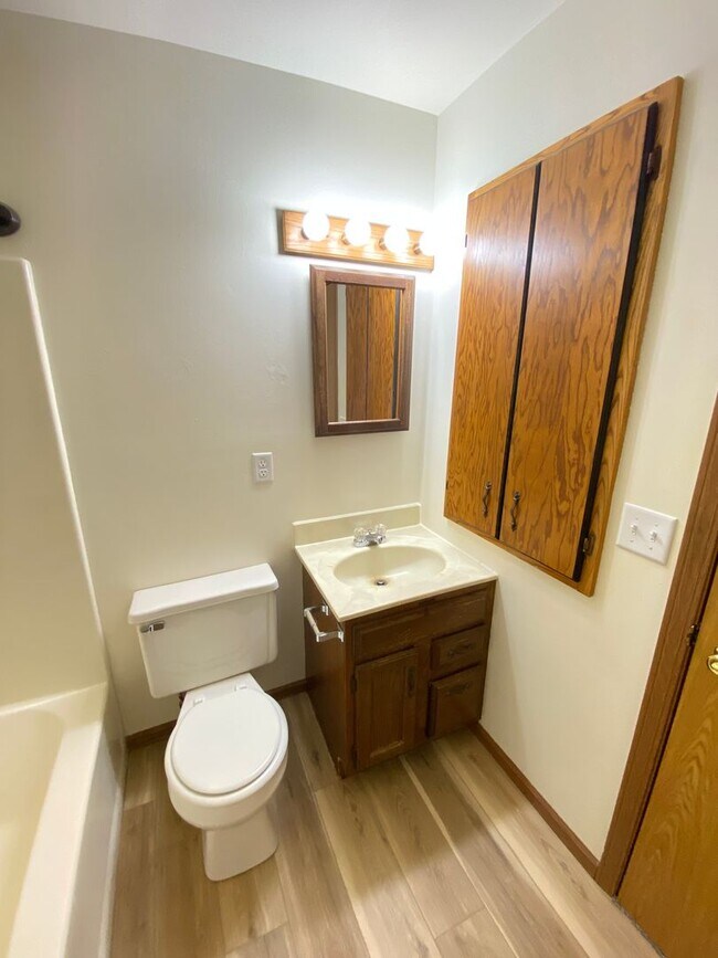 Building Photo - 1785/1787 Alexandra Court