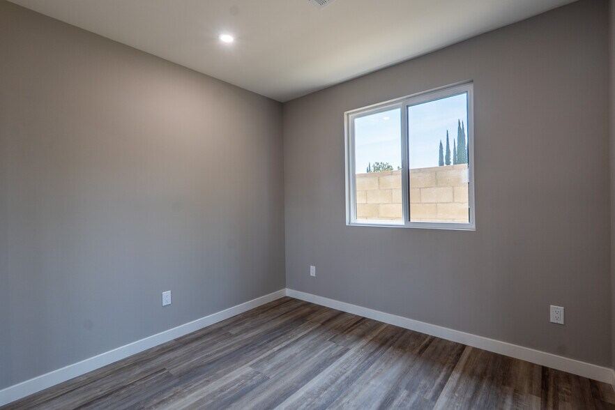 Building Photo - 20454 Strathern St