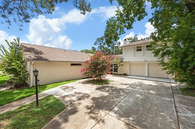 Building Photo - 10607 Longmont Dr