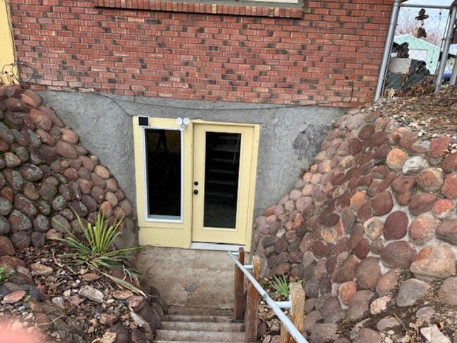 Building Photo - 2405 Sunset Dr