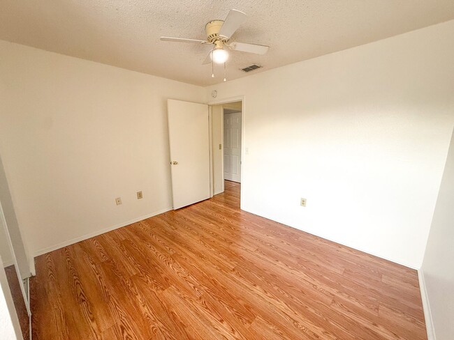 Building Photo - 3705 SW 27th St