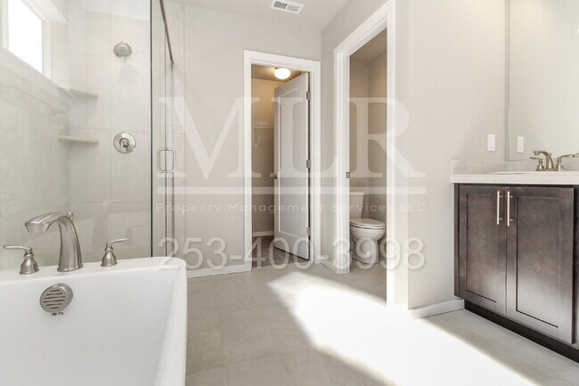 Building Photo - Nearly New Scenic Hill Home with Spacious ...