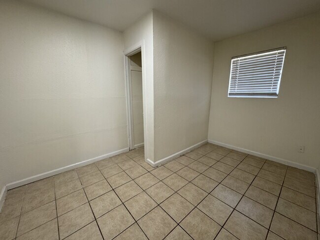 Building Photo - Fourplex one bedroom unit is ready to move...