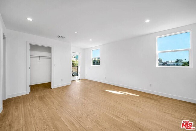 Building Photo - 227 S Park View St