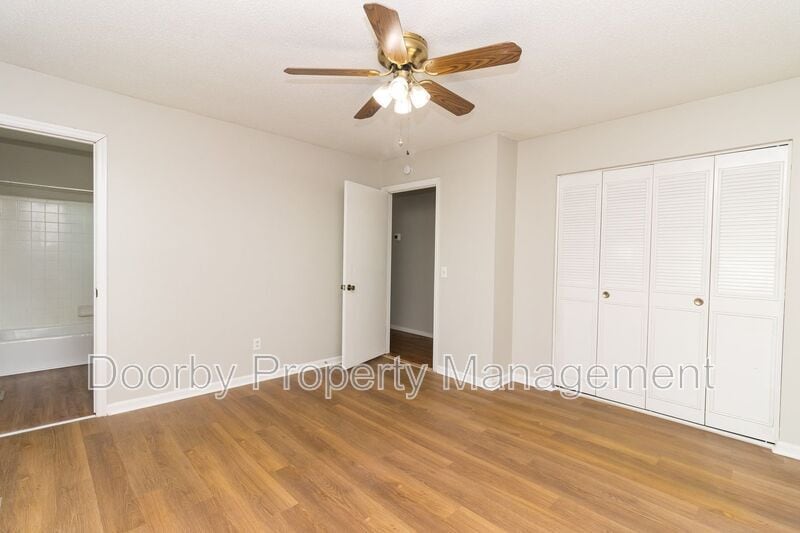 Building Photo - 910 Wesley Dr