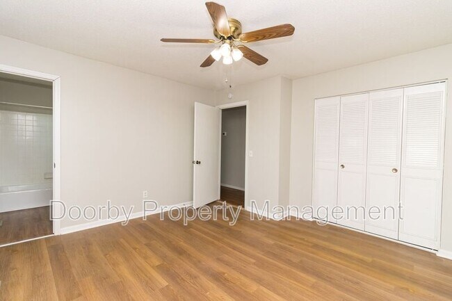 Building Photo - 910 Wesley Dr