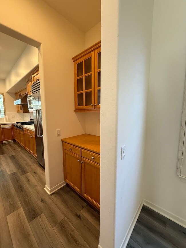 Building Photo - 4 bed, 3 1/2 bath beautiful home Wood Ranc...