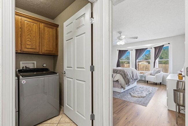 Building Photo - Conveniently located 3 Bedroom with 2 Car Garage