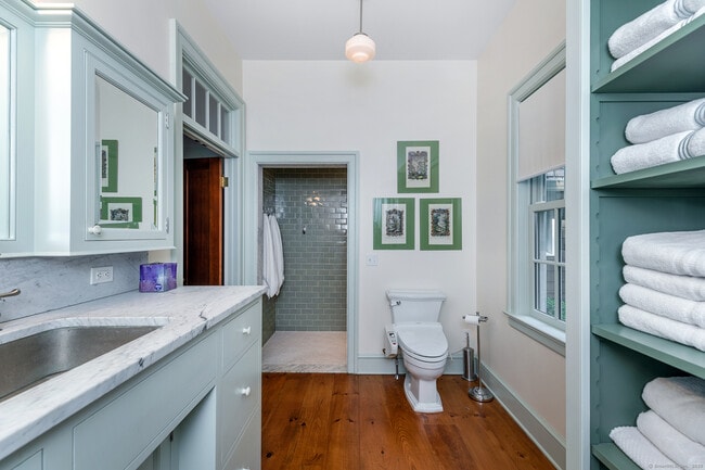 Building Photo - 1 W Woods Rd