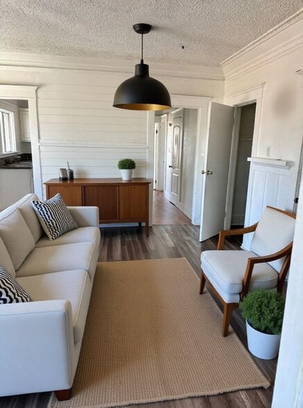 Building Photo - 822 W 42nd Pl