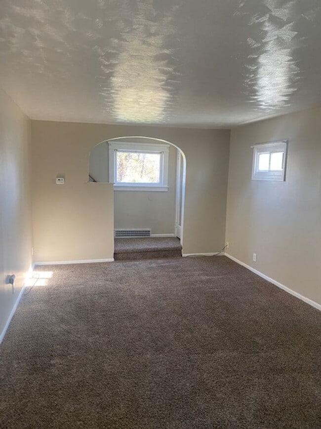 Building Photo - Charming Three Bedroom home close to Lakev...