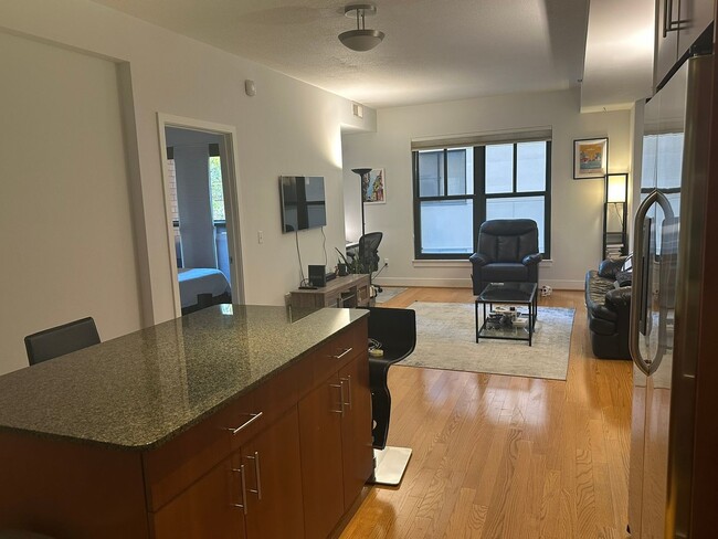 Building Photo - Modern 1 BR, 1BA Condo in Mount Vernon Squ...