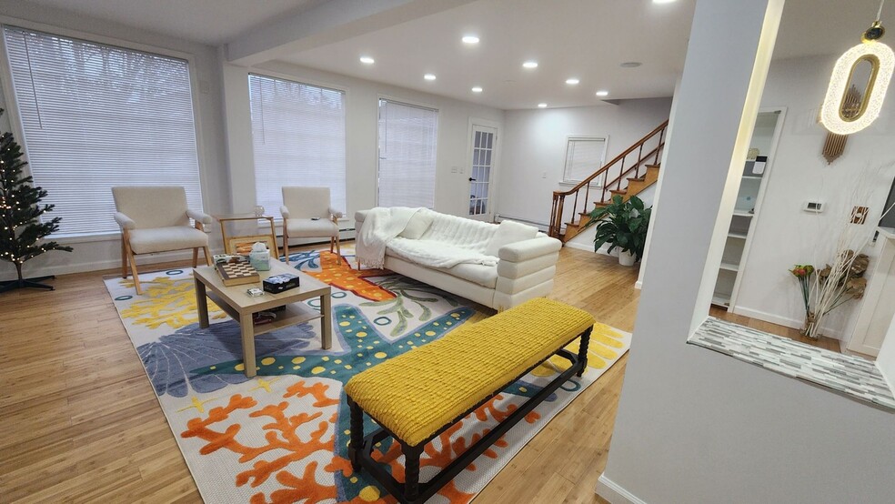 Building Photo - 150 E Walnut St