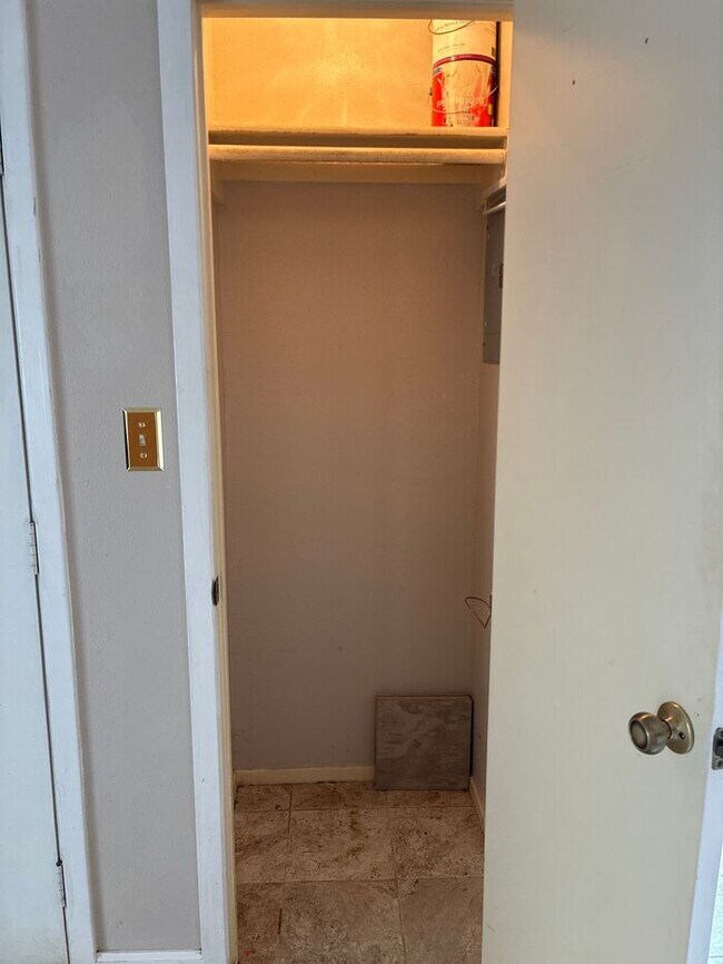 Building Photo - 1BR/1.5BA w/ Fireplace • Balcony • Pool Access in San Antonio