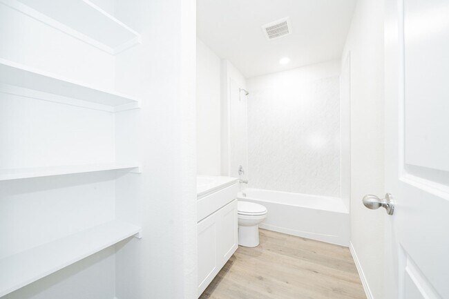 Building Photo - 2147 Thornton Dr