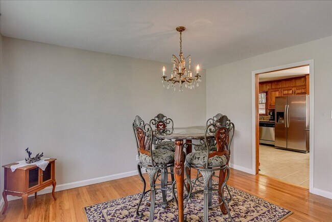 Building Photo - 3 Bedroom 2.5 Bathroom Ranch