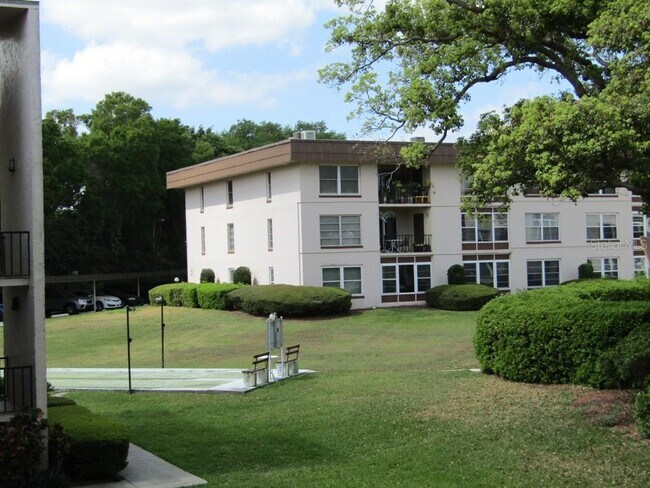 Building Photo - 333 N Lake Howard Dr