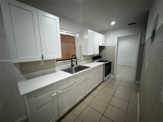 Building Photo - 2481 NW 13th Ct