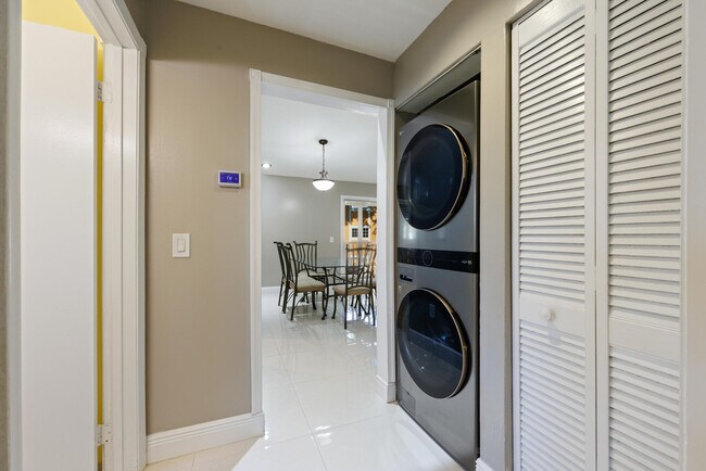 Building Photo - 811 SE 4th Ave