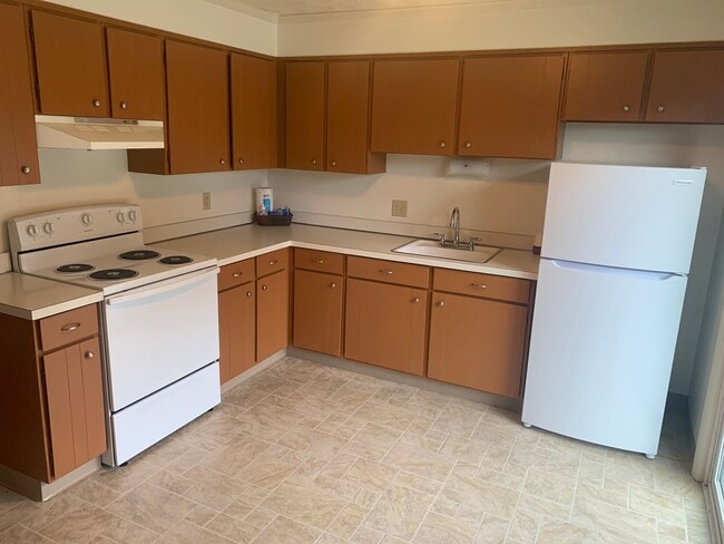 Building Photo - 2nd Floor 2 Bedroom Apartment W/ Parking Suburban SD