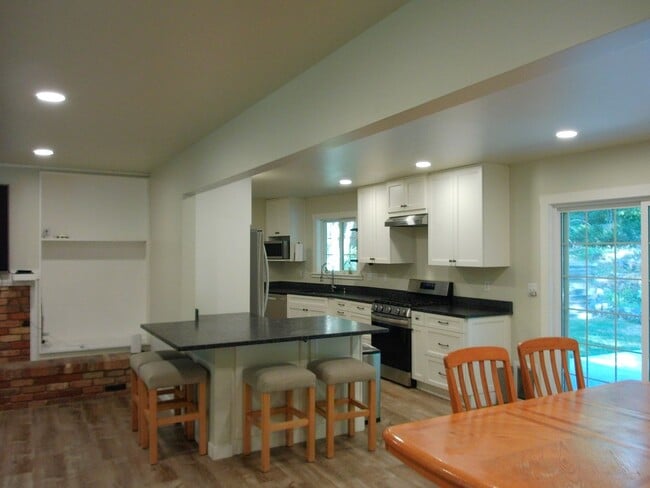 Building Photo - 996 Thrushwood Dr