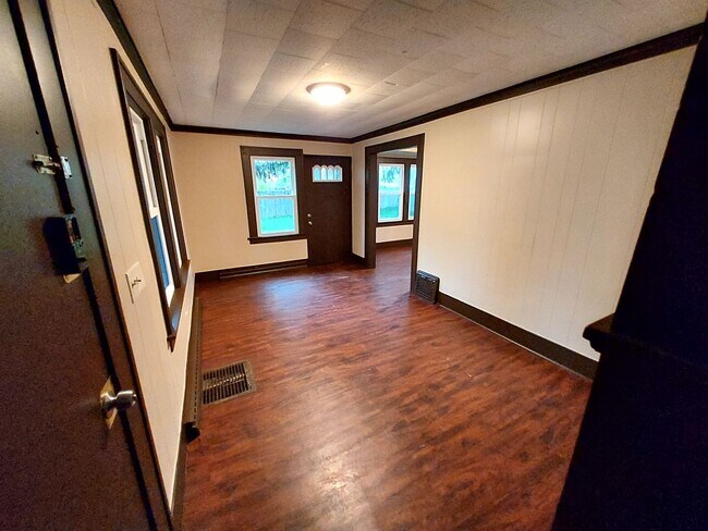 Building Photo - Welcome to your new home! 2 bed 1 bath single family house