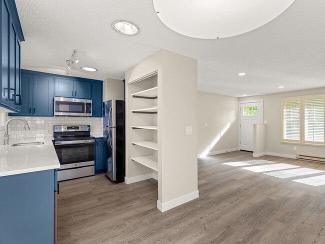 Building Photo - Single-family 3 bedroom home available for...