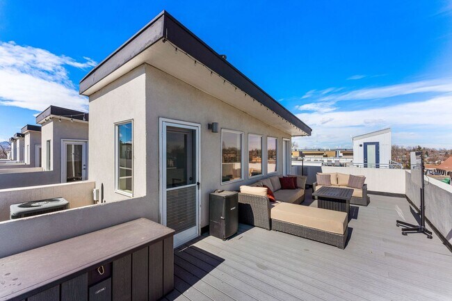 Building Photo - ROOFTOP DECK + spacious END UNIT townhome in Berkeley Neighborhood!