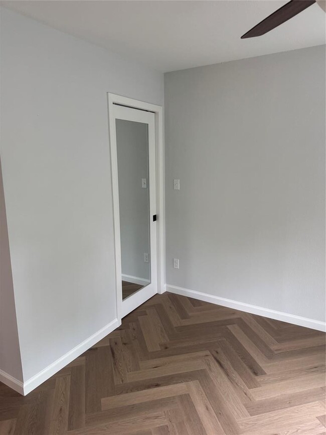 Building Photo - 1604 W 40th St