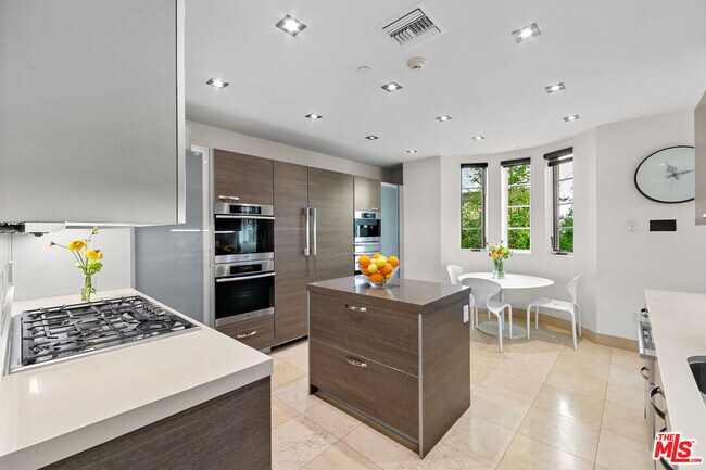 Building Photo - 443 N Palm Dr