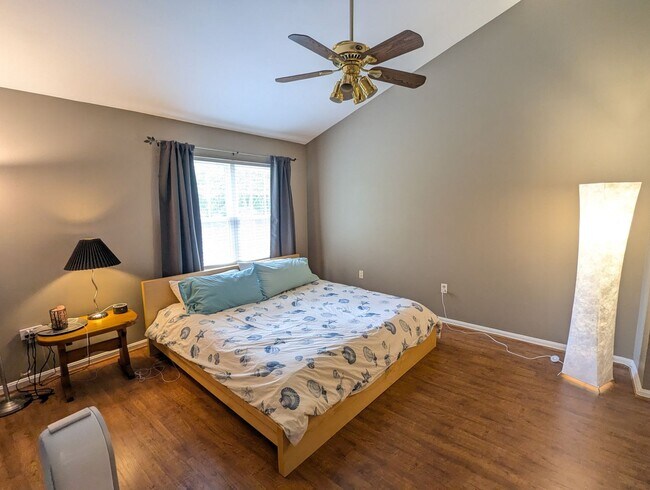 Building Photo - Beautiful 3 level END UNIT townhouse that ...
