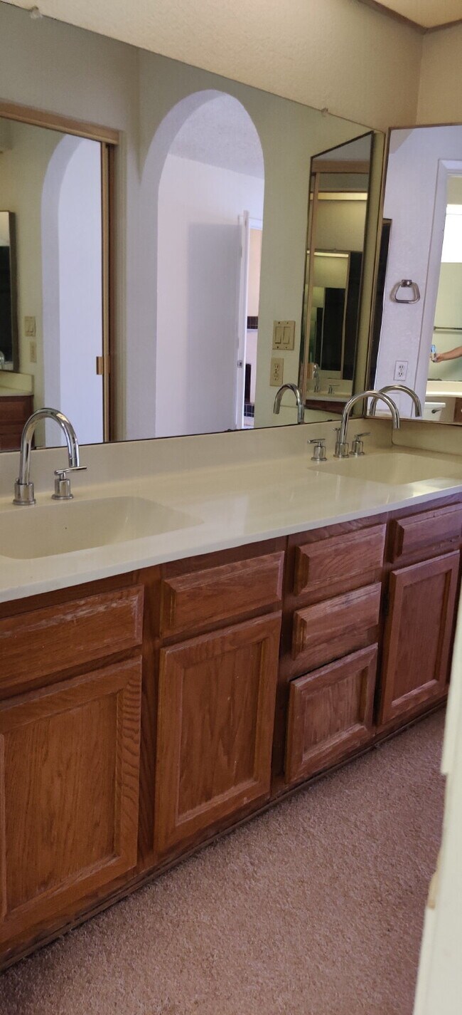 Building Photo - 3 bedroom 2 bathroom townhome available fo...