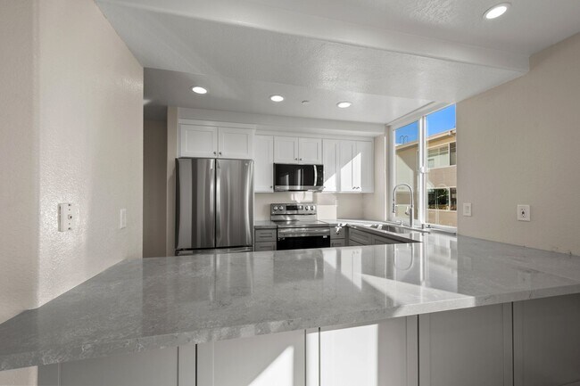 Building Photo - Stunning Remodeled Condo with Views in Banker's Hill